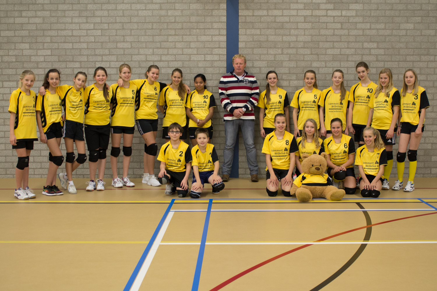 Lammert Wilbrink steekt jeugdteams Volleybalvereniging Woudenberg in nieuwe shirts