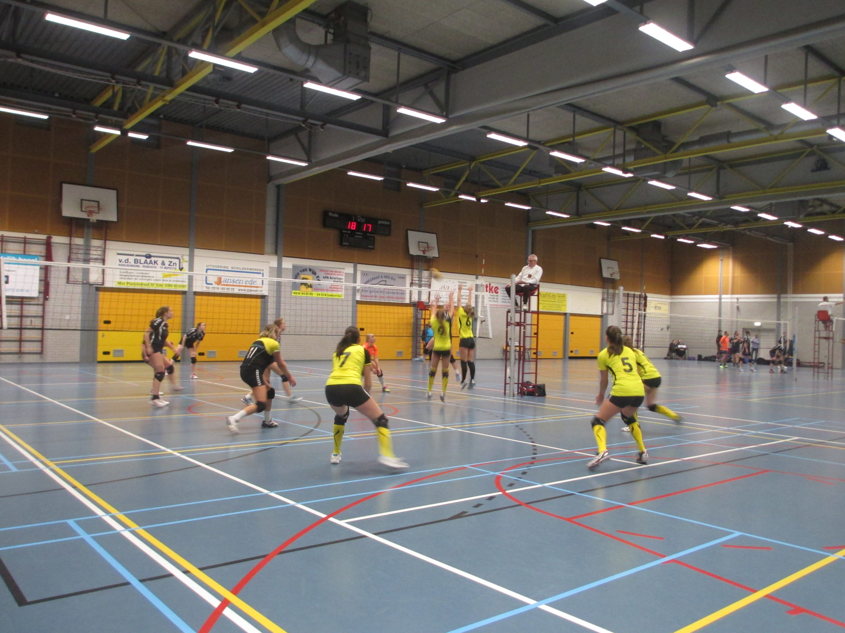 Vallei Accountants/Dames 1 wint 3 keer op rij met een 5de set