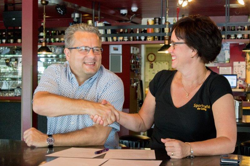 Sportcafé de Camp en Volleybalvereniging Woudenberg vernieuwen sponsorcontract