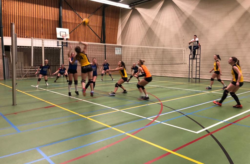 Vallei Accountants/Dames 1 dendert over Renswouw heen.