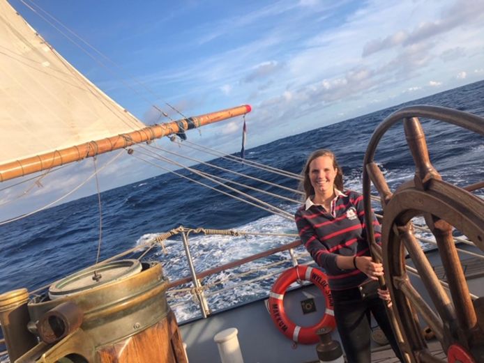 Emma van Kampen (MA1) zeilt door Corona noodgedwongen de oceaan over