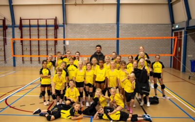 C. den Ouden Tuinen sponsort ballentassen mini’s